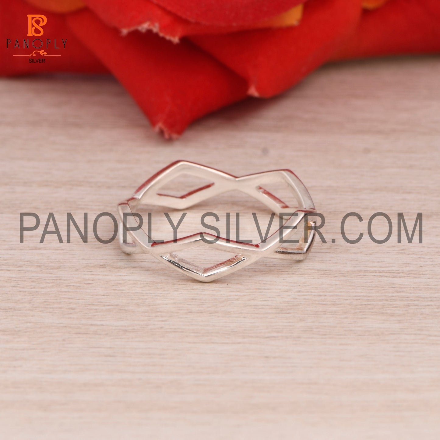 Elegant Twist Ring – Modern Design in Sterling Silver