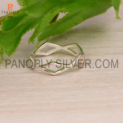 Elegant Twist Ring – Modern Design in Sterling Silver